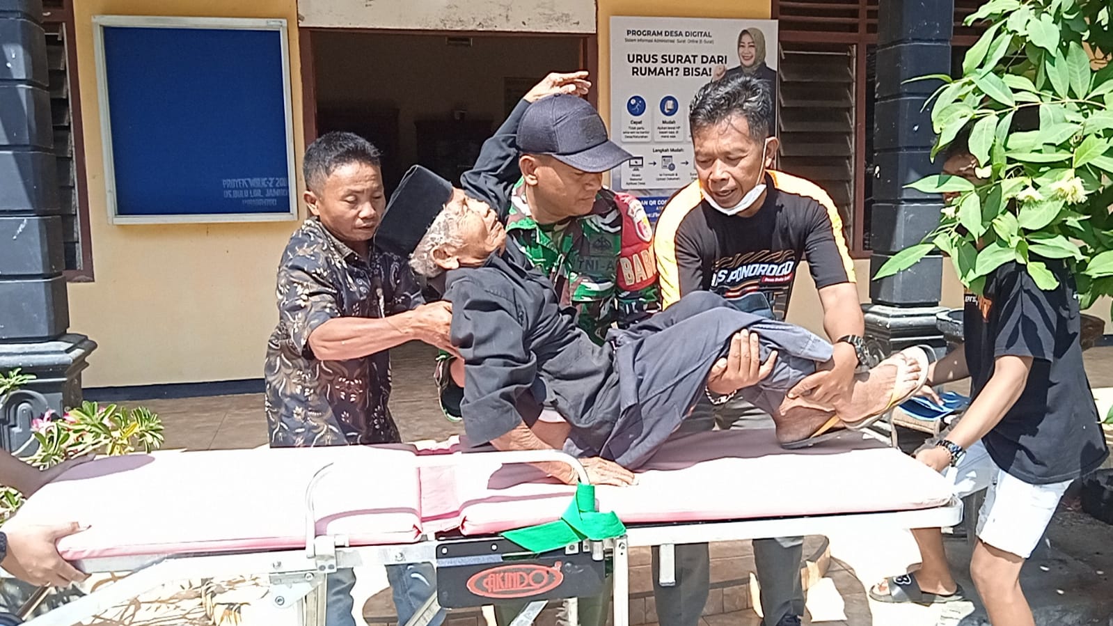 Warga Susah Berjalan, Babinsa TMMD 129 Bulu Lor Berikan Bantuan