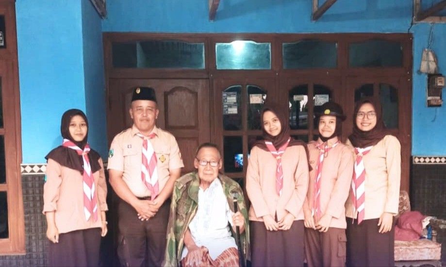 Meneladani Jasa Pahlawan, Guru dan Siswa SMAN 1 Badegan Anjangsana ke Kediaman Veteran