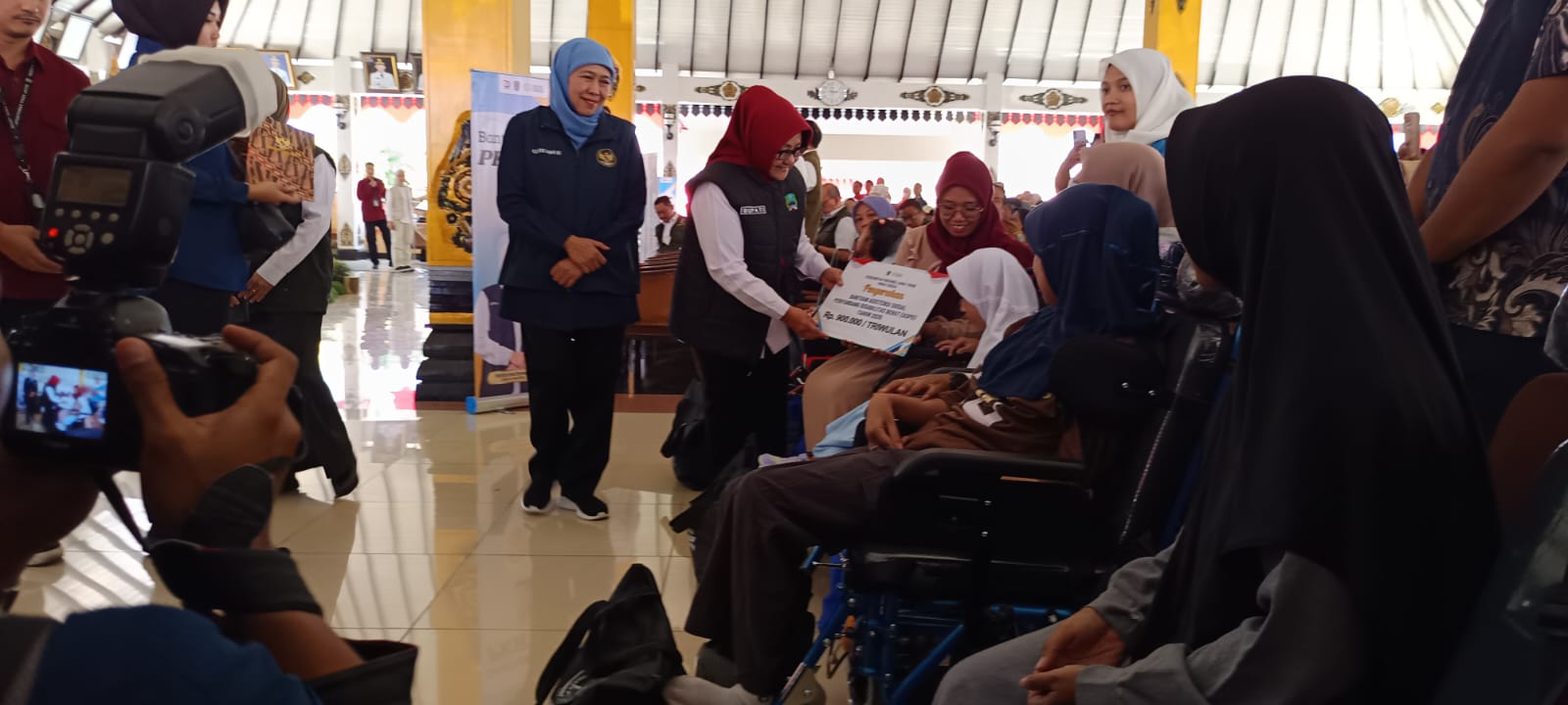 Khofifah Salurkan Bantuan Sosial dan Bantuan Pemberdayaan Masyarakat Senilai Rp 9,867 Miliar Untuk Warga Kabupaten Magetan