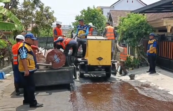 PUPR Magetan Terapkan Aspal Slurry Seal di Jalan Srikandi, Empat Jam Setelah Pengerjaan Jalan Bisa Dilalui