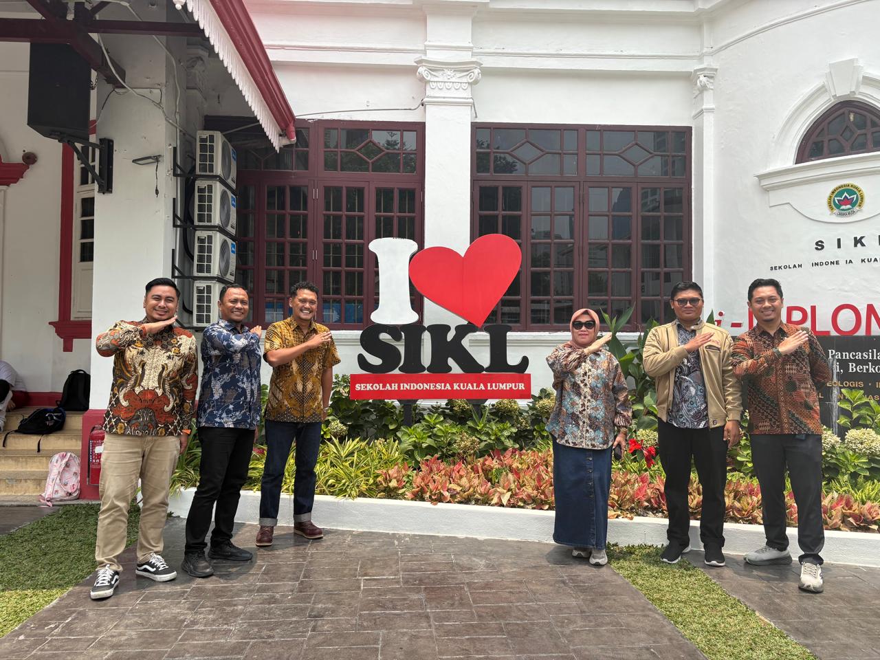 Dosen Unesa Dorong Penguatan Literasi Digital Orang Tua Diaspora Indonesia di Kuala Lumpur