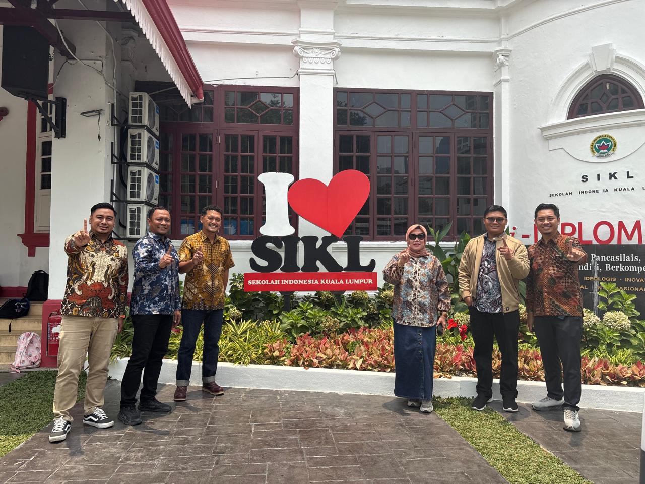Cetak Pemimpin Muda Inklusif, Tim PKM Internasional UNESA Gelar Pengabdian di Sekolah Indonesia Kuala Lumpur